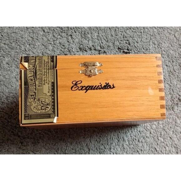 Exquisitos ARTURO FUENTE Wooden Cigar Box - Imported Dominican Republic - EMPTY - Picture 2 of 9